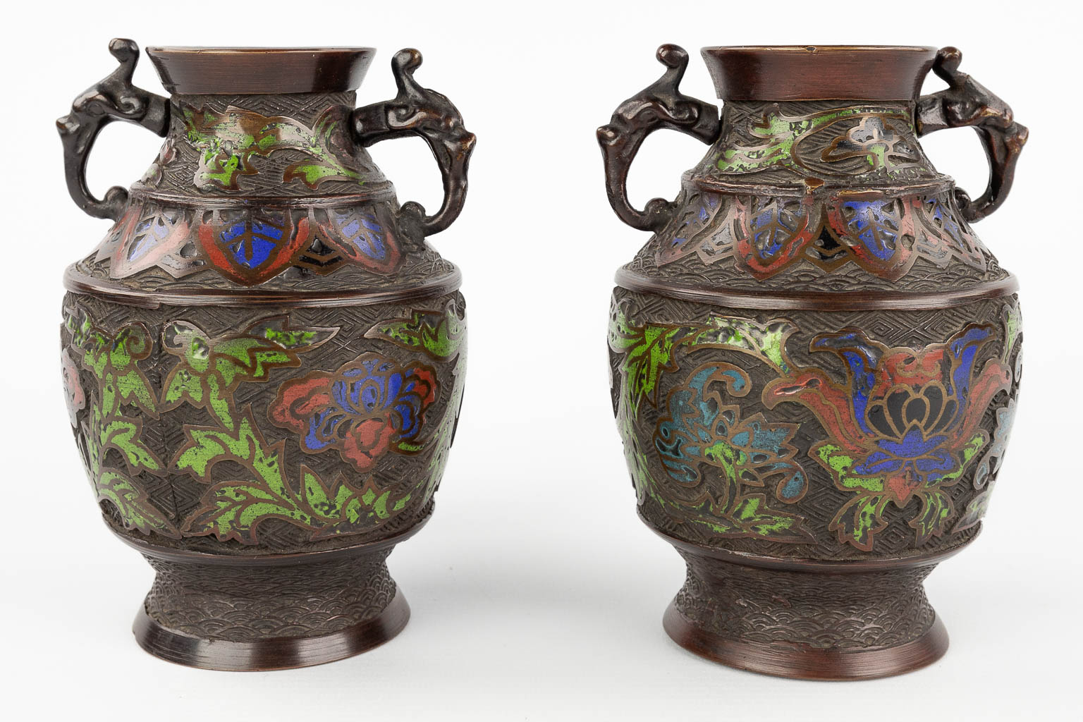 A pair of vases and pitchers, champslevé enamel on bronze base. 20th century. (H:15 x D:10,5 cm)