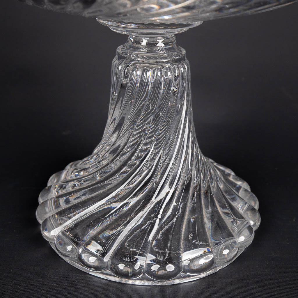 Baccarat, een kristallen tafel middenstuk met trompetvaas. (H:41 x D:26 cm)