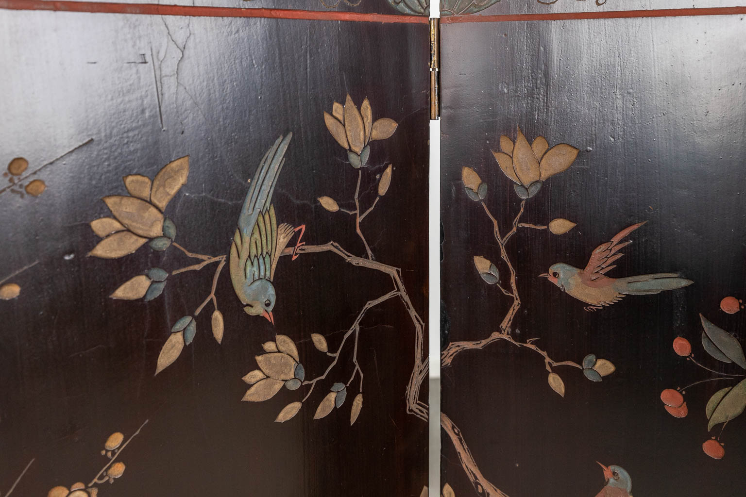 A Chinese room divider, folding screen with lacquered decors of fauna and flora. Circa 1900. (W: 114 x H: 132 cm)