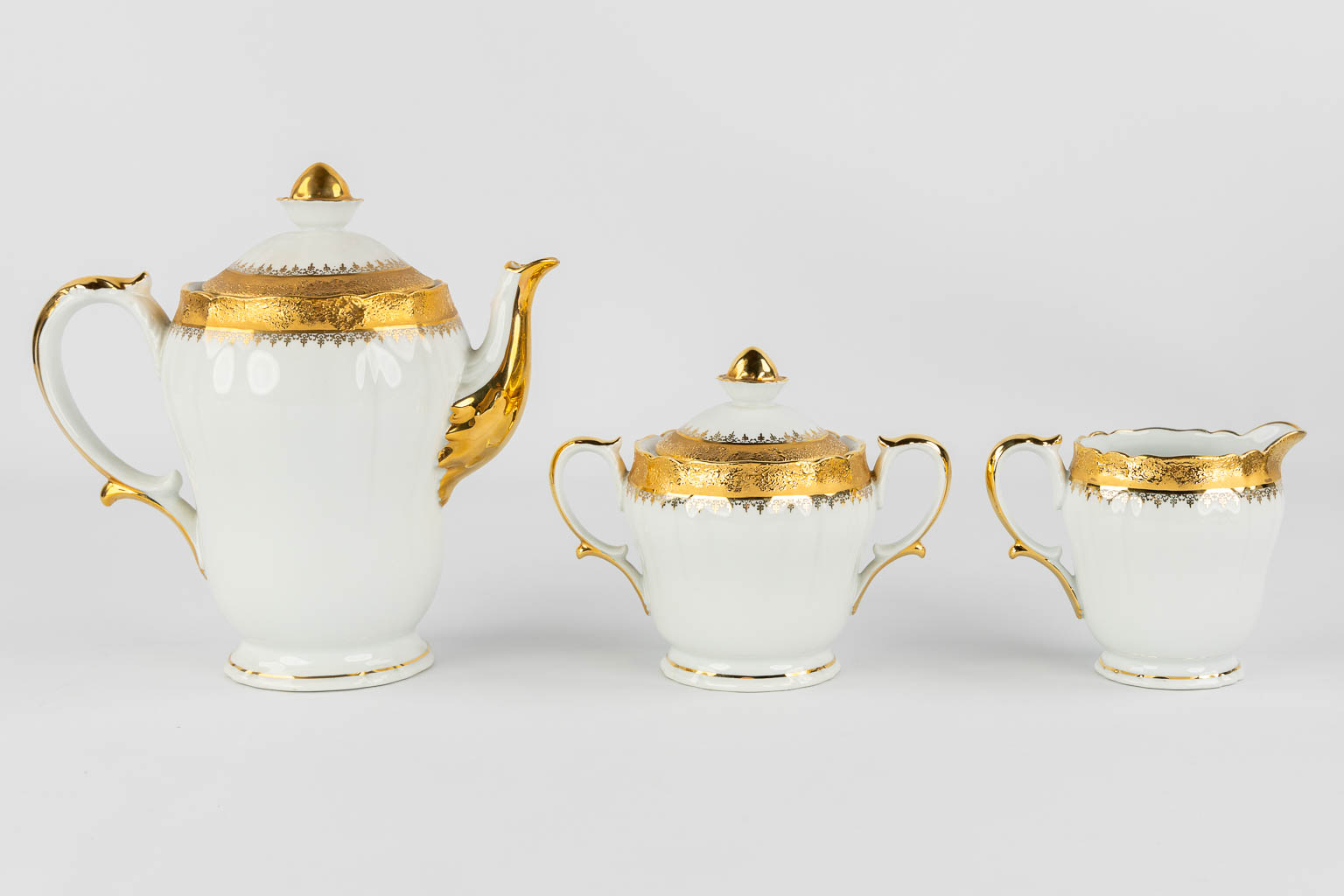 ULIM Limoges, a large dinner and coffee service, porcelain with a gilt rim. (L:26 x W:31 x H:20 cm)