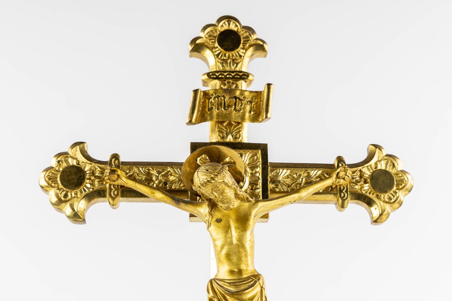 An altar crucifix, gilt bronze. (W:26 x H:65 cm)