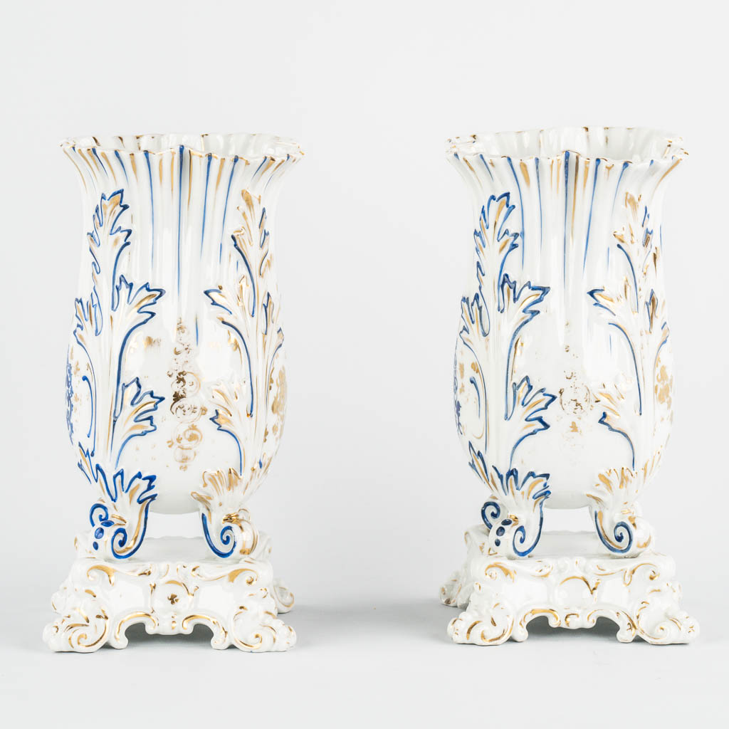 Two pairs of Vieux Paris vases one with ajoured handles, gilt porcelain. 19th C. 