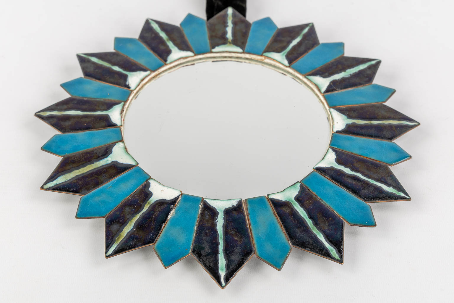 A mid-century Sunburst mirror, blue and black enamel on copper, glass. (D:31,5 cm)