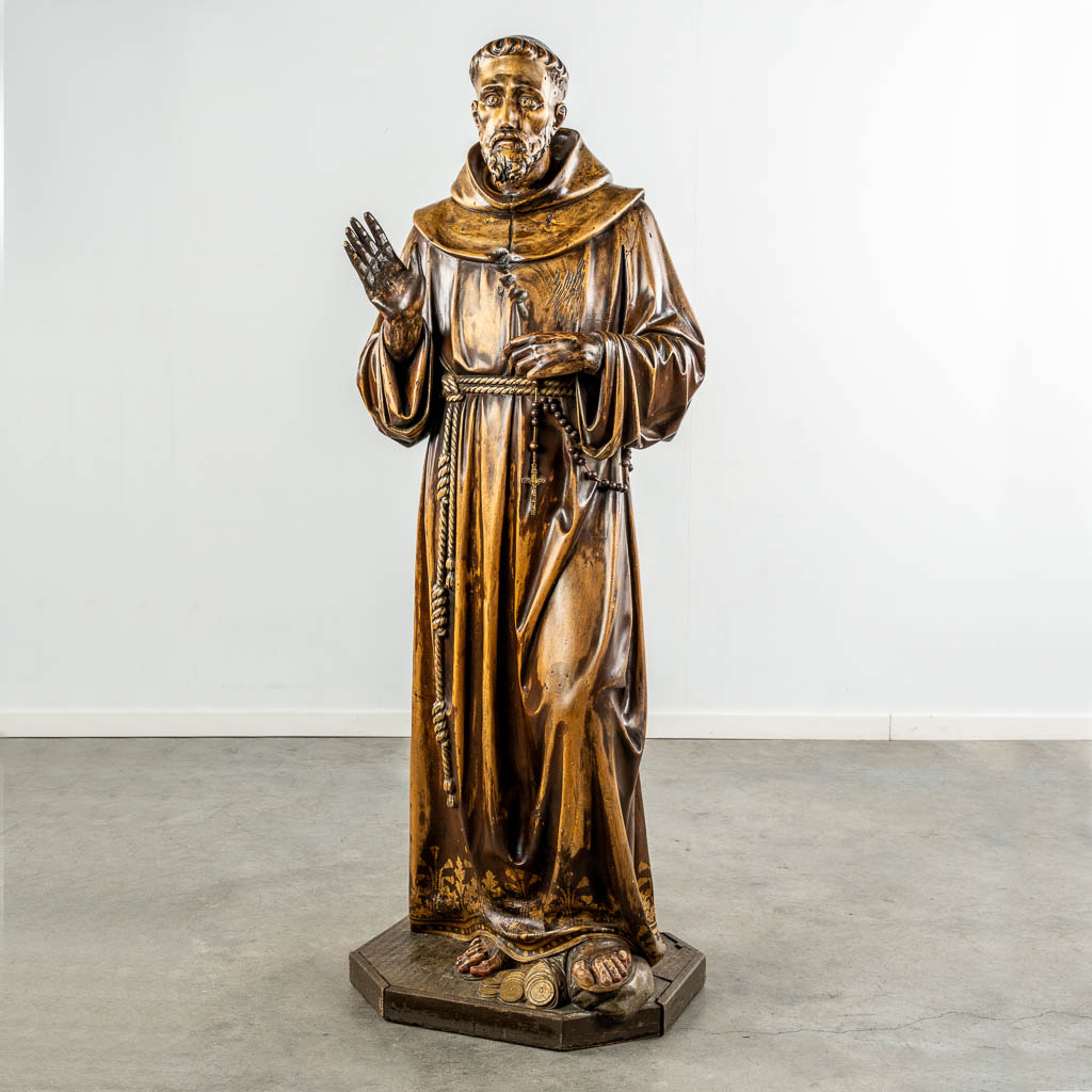 Een antieke houtsculptuur 'Franciscus van Assisi', 19de eeuw.