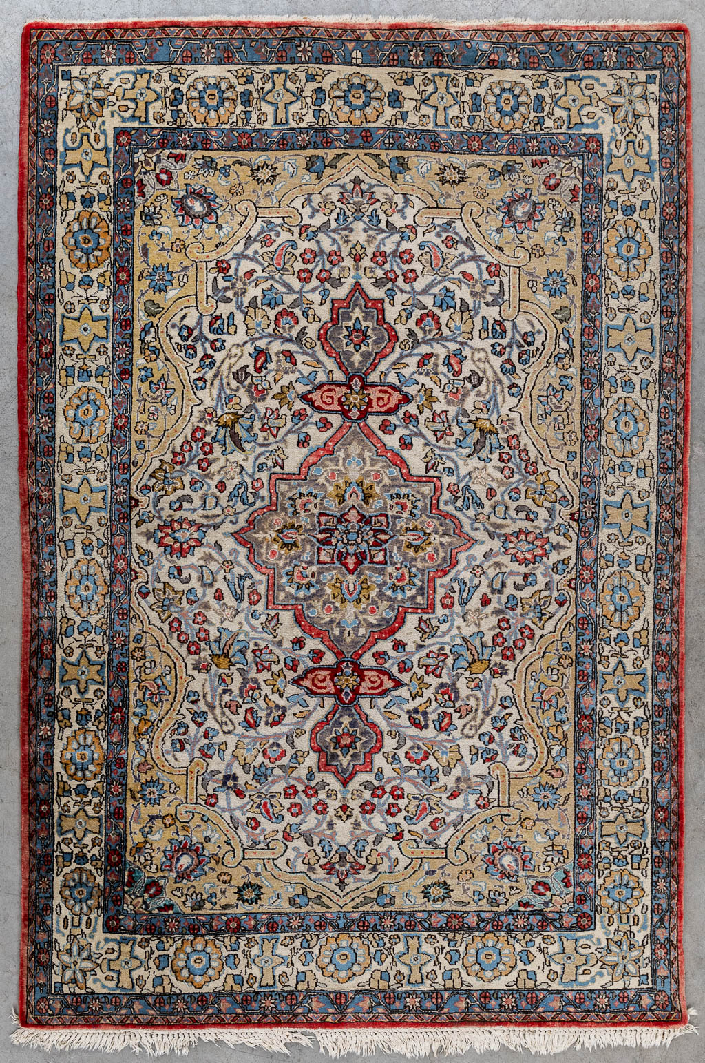 A Persian hand-made carpet, Sarough/Sarouk. (L:210 x W:139 cm)