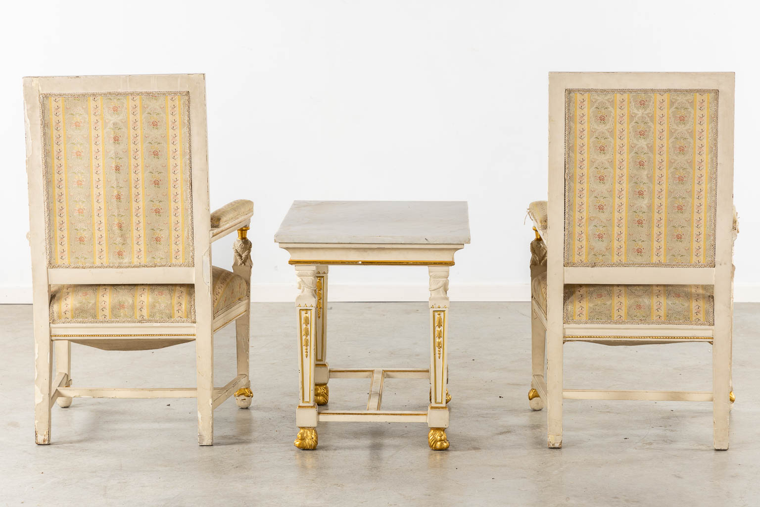 A pair of armchairs and side table, sculptured wood in Empire style. Italy, circa 1920. (L:54 x W:62 x H:105 cm)