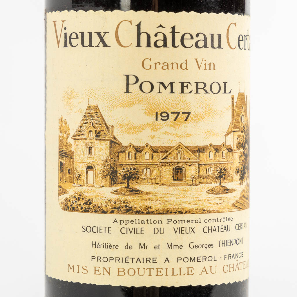 Vieux Chateau Certan, 1977, 12 flessen met originele kist. (L:50 x W:33 x H:17 cm)