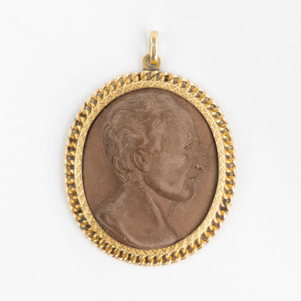 A pendant with a probably Wedgewood figurine of a Noble man, 18kt yellow gold. (W:3,3 x H:4 cm)