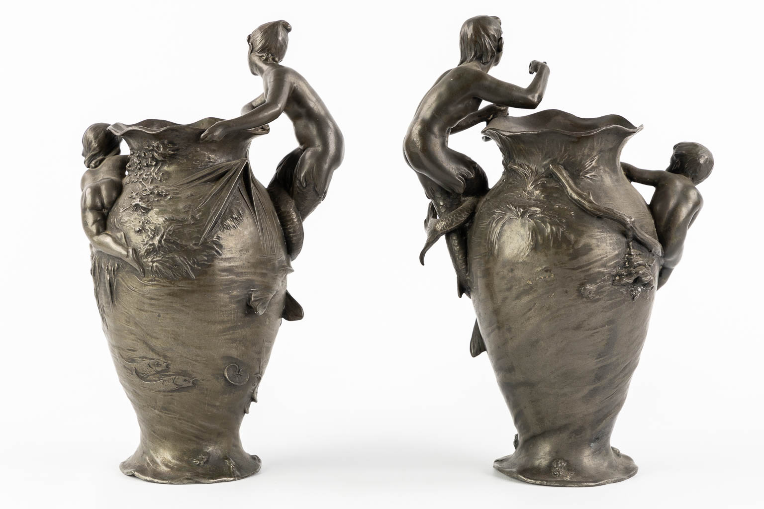 WMF, een paar vazen met spelende kinderen, Zeemeermin en Faun, Art Nouveau, circa 1900. (L:13 x W:17 x H:29,5 cm)