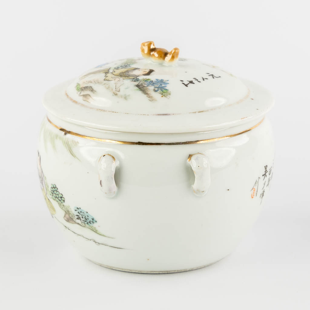 A Chinese porcelain bowl with a lid, Fisermen decor. (H:12 x D:14,5 cm)