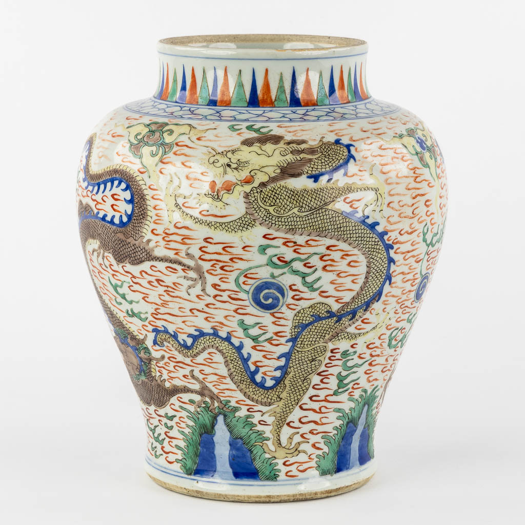 A Chinese Wucai vase with a dragon decor, 19th C.