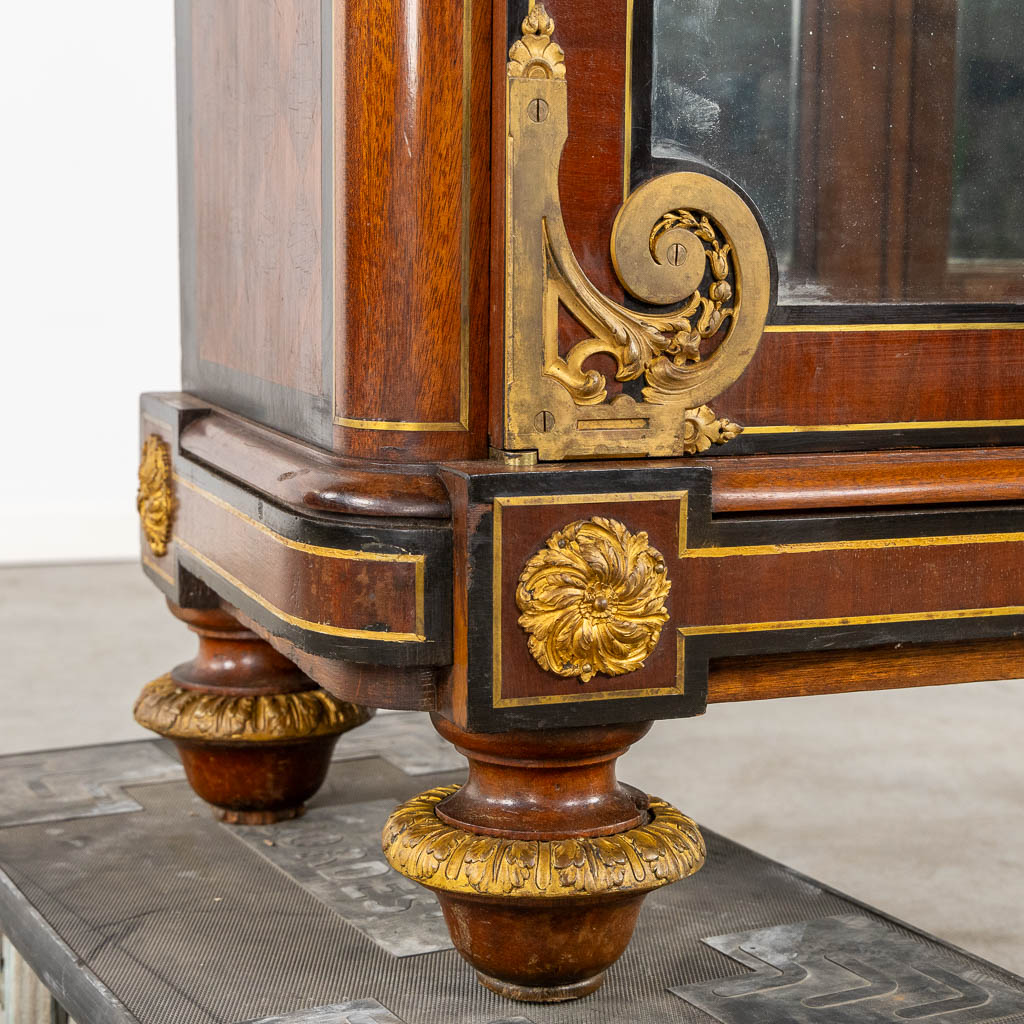 An exceptional two-door display cabinet, in the style of Paul Sormani. 19th C. (L:42 x W:125 x H:165 cm)