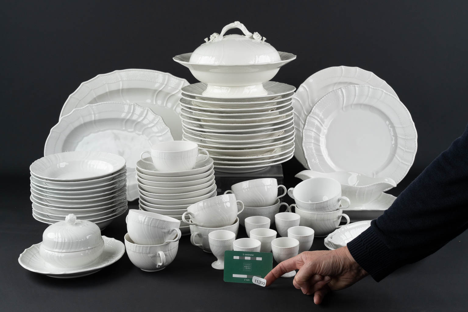 KPM, a large 59-piece porcelain dinner service, including a tureen. (L:31 x W:40,5 cm)