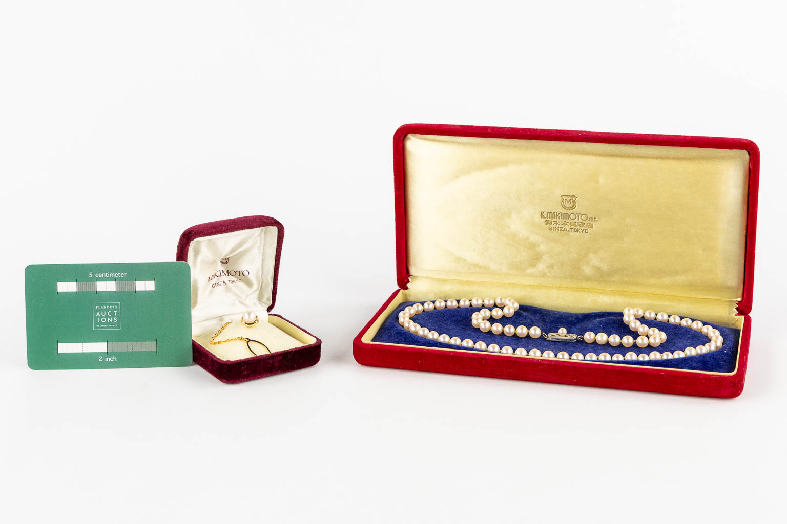 Mikimoto, een halsketting met parels, 14kt gouden sluiting, Dasspeld, 14kt geel goud. 1965. 