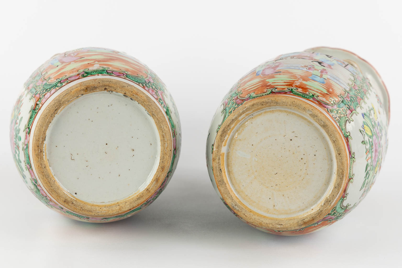 A pair of Chinese Canton vases, decorated with figurines and fauna/flora. (H:33 x D:16 cm)