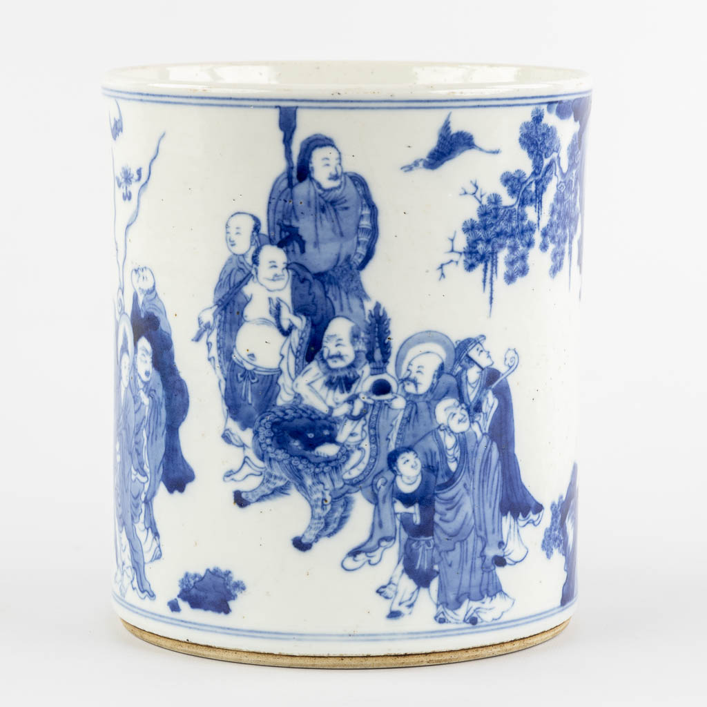 Een Chinese blauw-witte pot met decor van wijzen. 19de eeuw. (H:22 x D:20 cm)