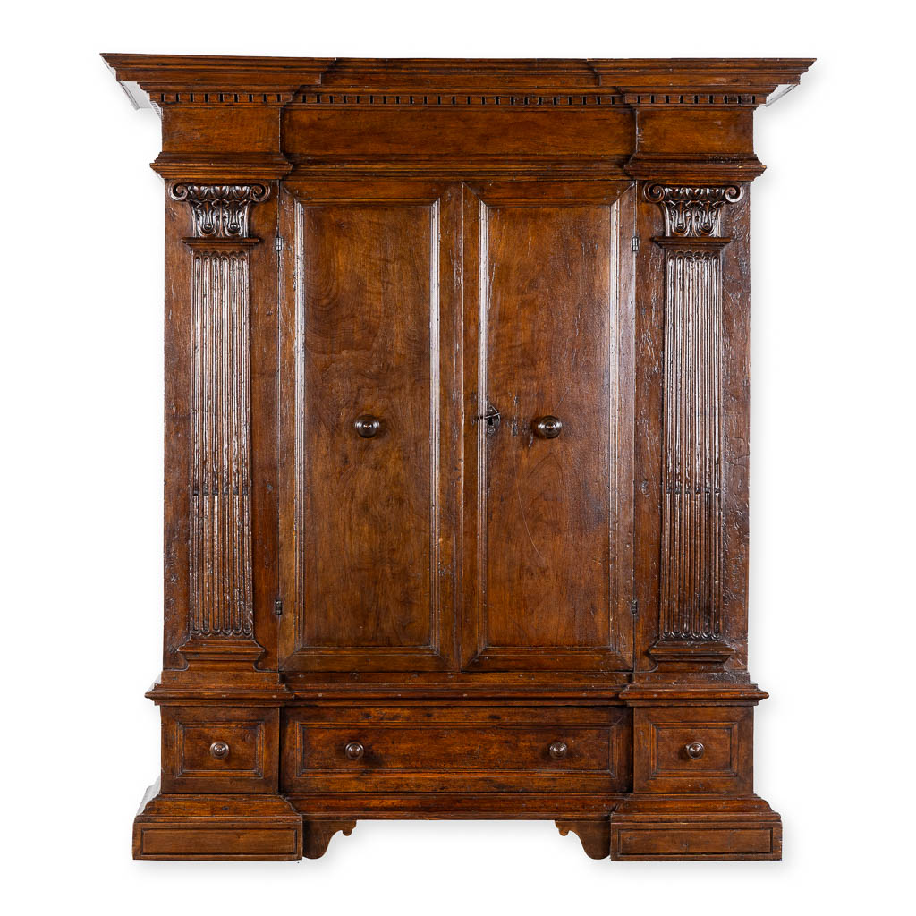 A Tuscany Column Cabinet, Exceptionally complete, Walnut. 17th C. (L:75 x W:188 x H:214 cm)