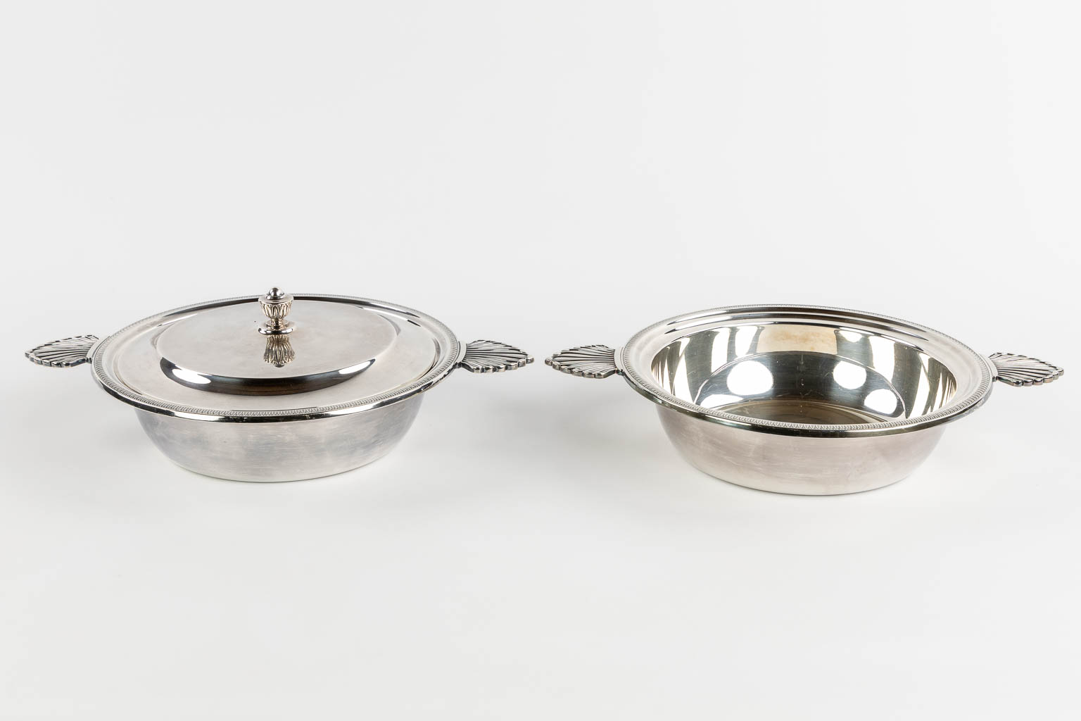 Wiskemann, a silver-plated coffee and tea service, addded are two serving bowls. (L:35,5 x W:57 cm)