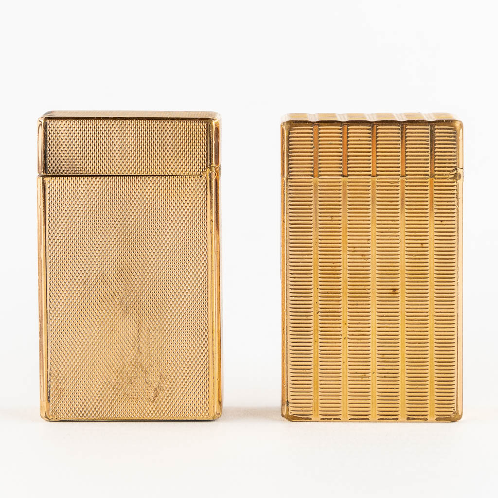 S.T. Dupont, two gold plated lighters. (L:1,5 x W:3,5 x H:5,8 cm)