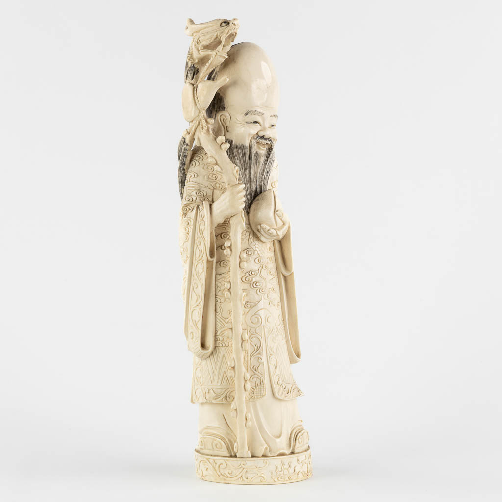 An Ivory sculptured figurine of Shou Lao, 2,169 kg. (W:11 x H:41 cm)