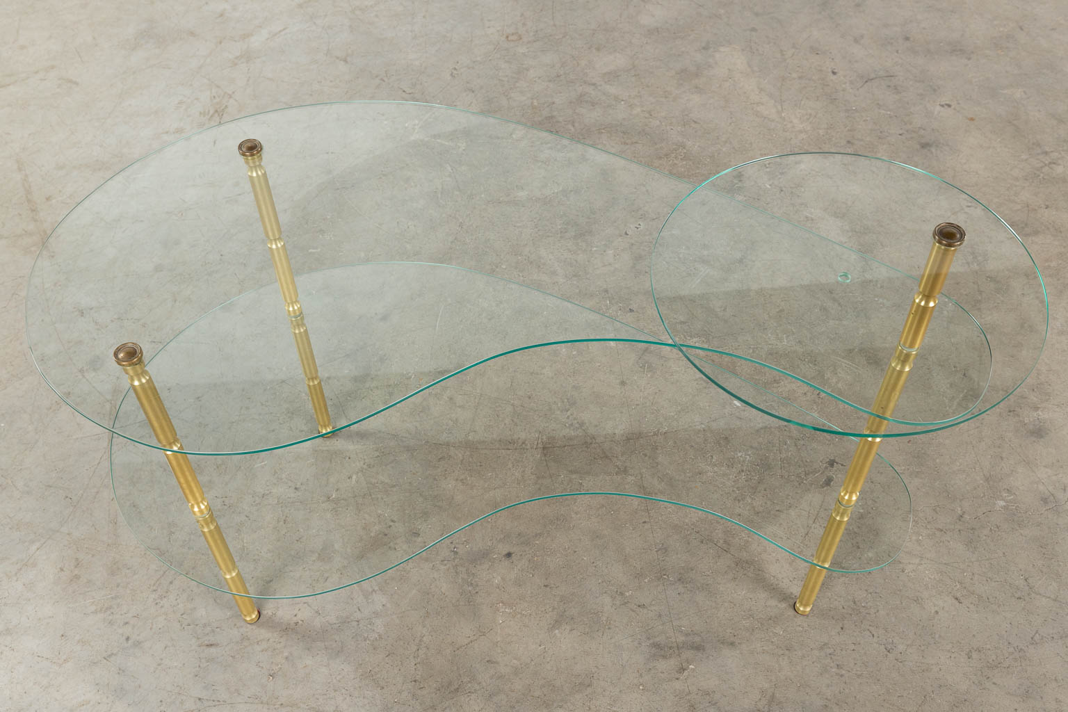 A small etagère/coffee table, brass and glass. Circa 1970. (L: 50 x W: 90 x H: 60 cm)