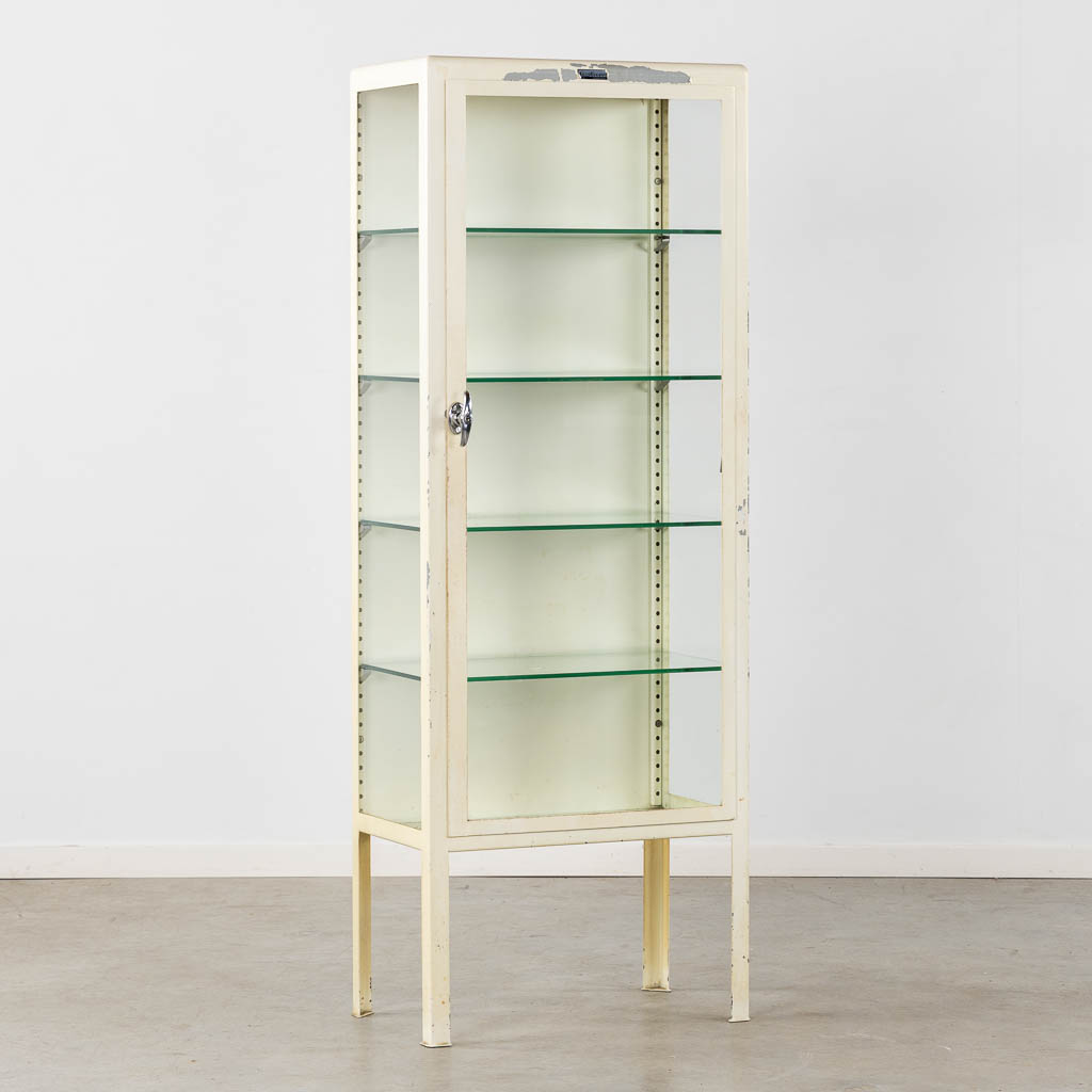 Een mid-century medicijnkast, doktersvitrine. Circa 1950. (L:38 x W:61 x H:165 cm)