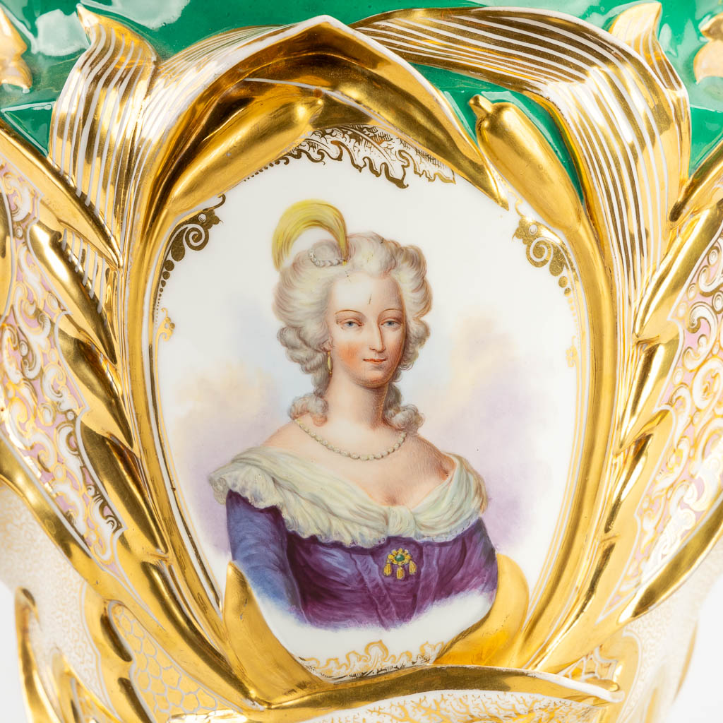 Vieux Paris, een cache-pot met handgeschilderd en verguld decor. Portret van Marie Antoinette.