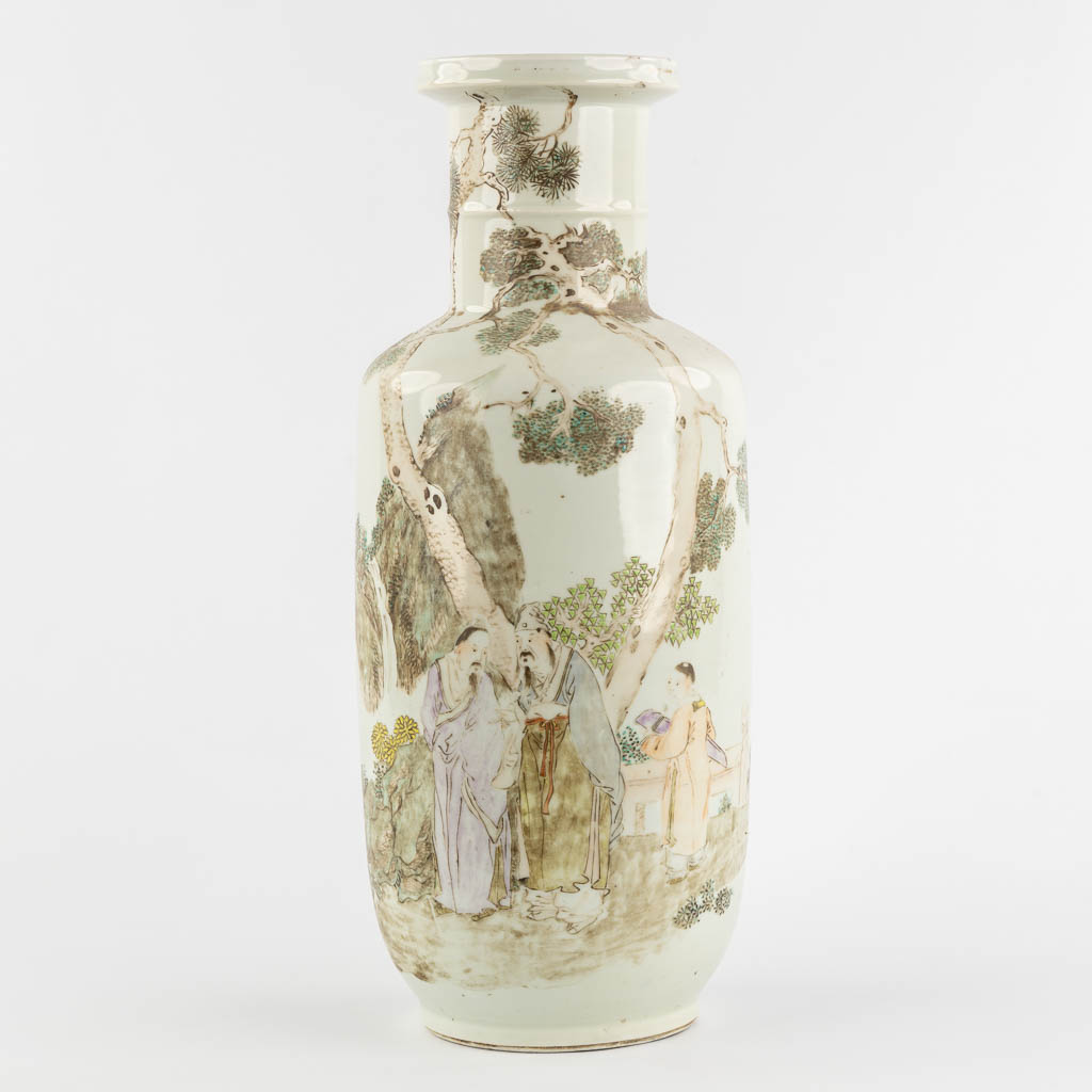 A Chinese Rouleau vase, 'Qianjian Cai' decorated with wise men and calligraphy. (H:45,5 x D:17 cm)