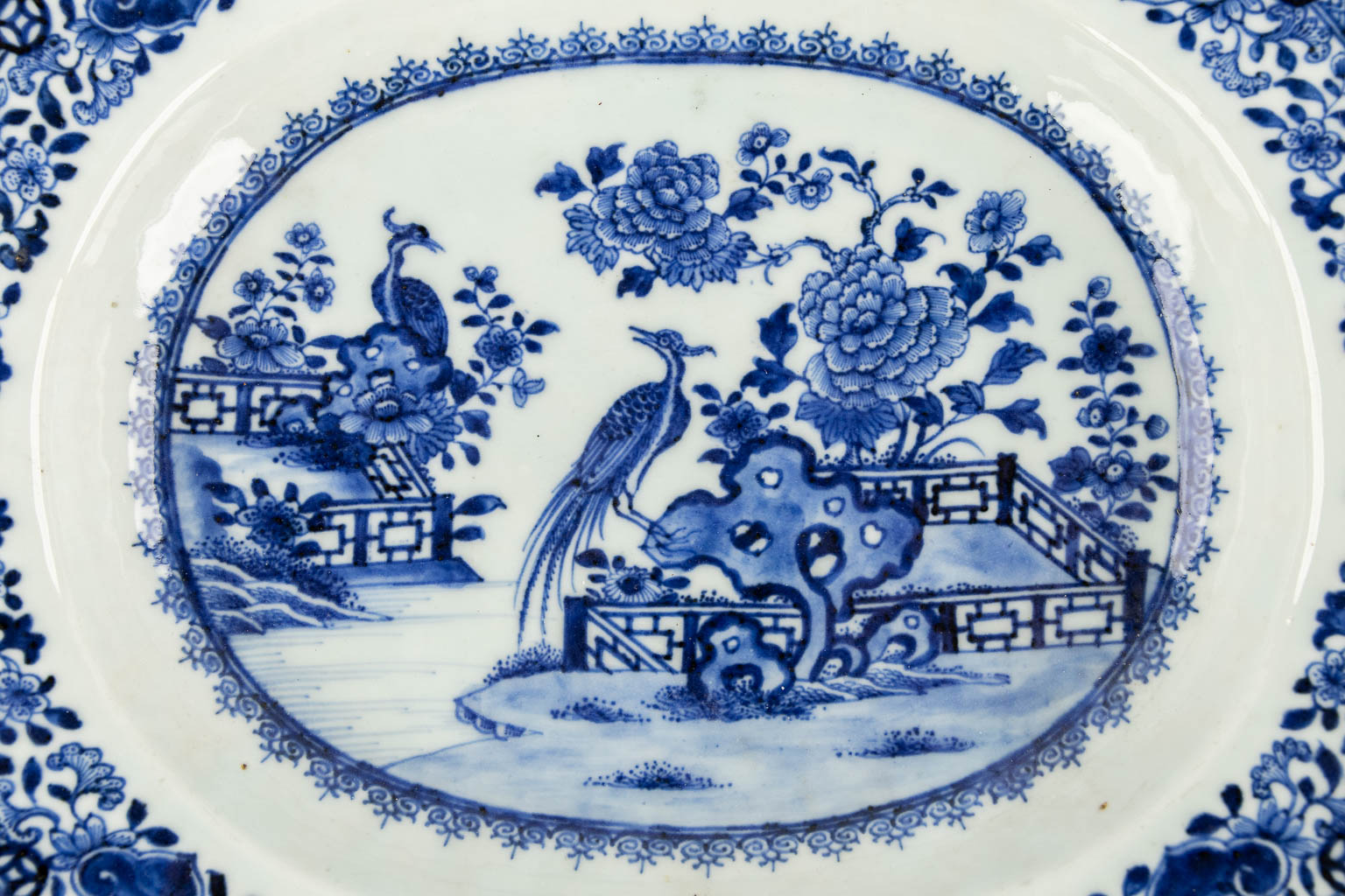 Vijf Chinese en Japanse borden en schalen, Imari en Blauw-Wit. (L:29 x W:35 cm)