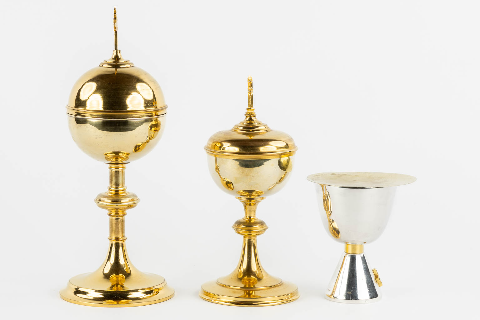 Two gold-plated Gothic Revival Ciboria and a modernist Chalice with paten. (H:30 x D:12 cm)