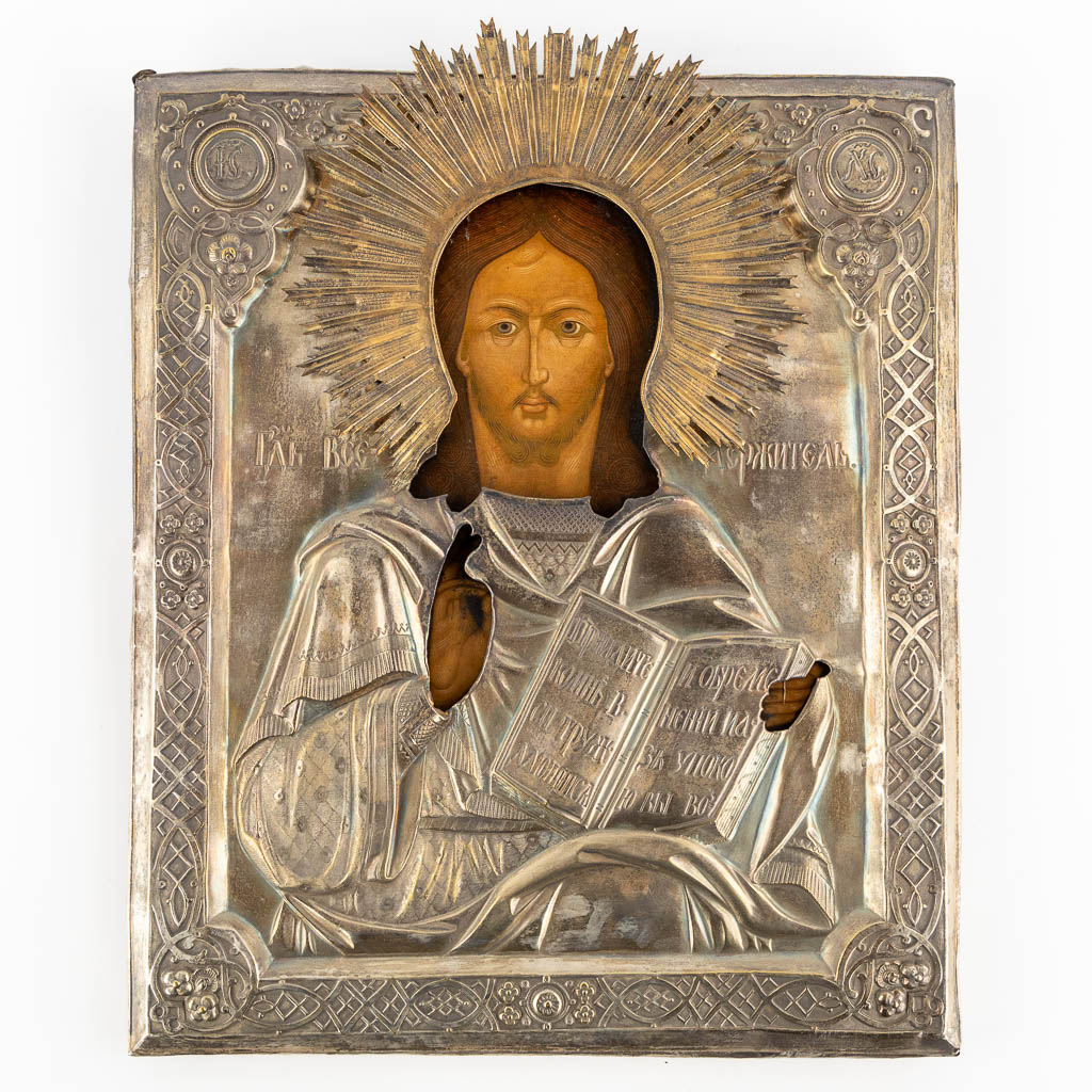 Een grote Russische icoon 'Christus Pantocrator' met verzilverde rizza, 19de eeuw. (W:36 x H:44 cm)