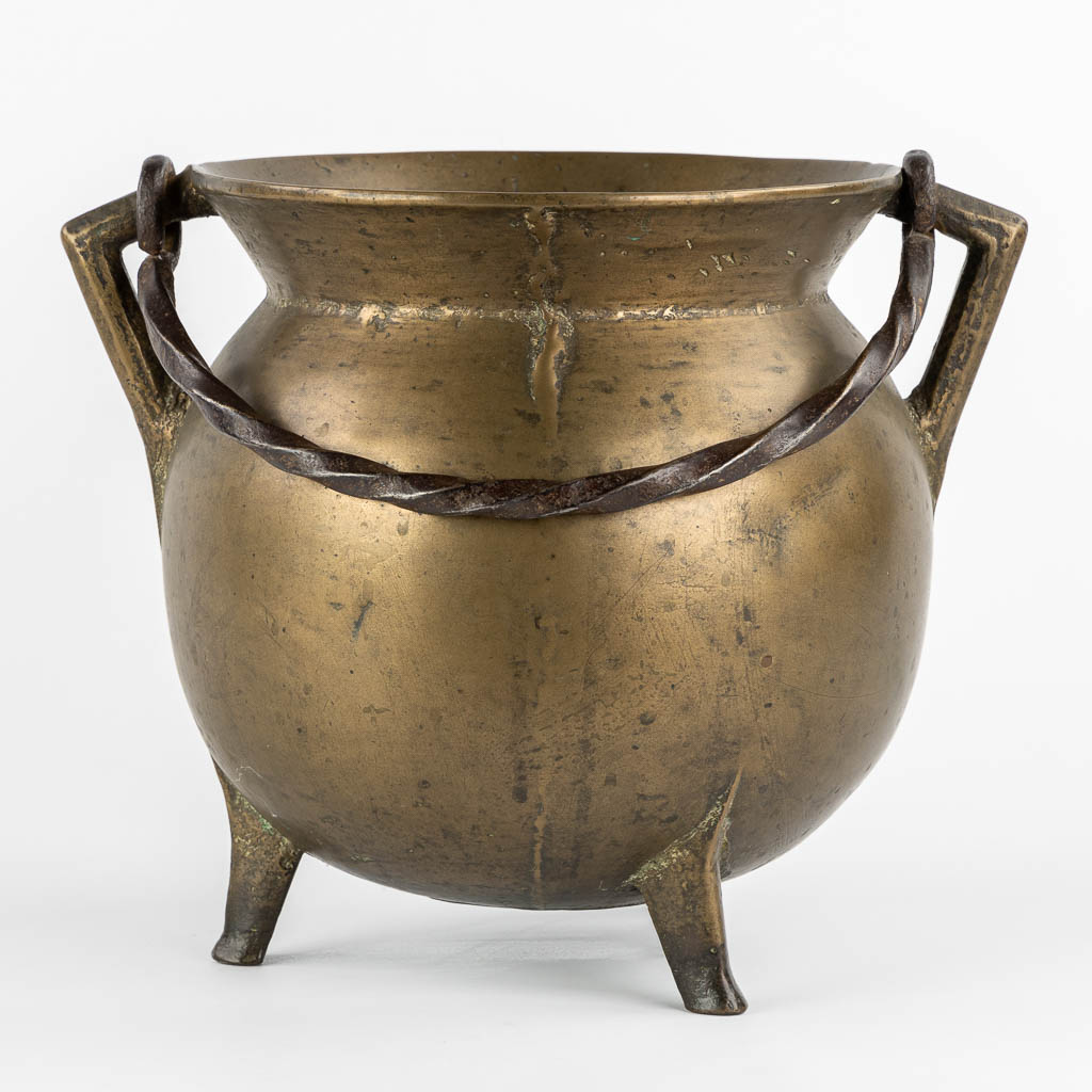 A Gothic bronze tripod cauldron, so-called 'Grappe', 15th C. (L:27 x W:34 x H:28 cm)