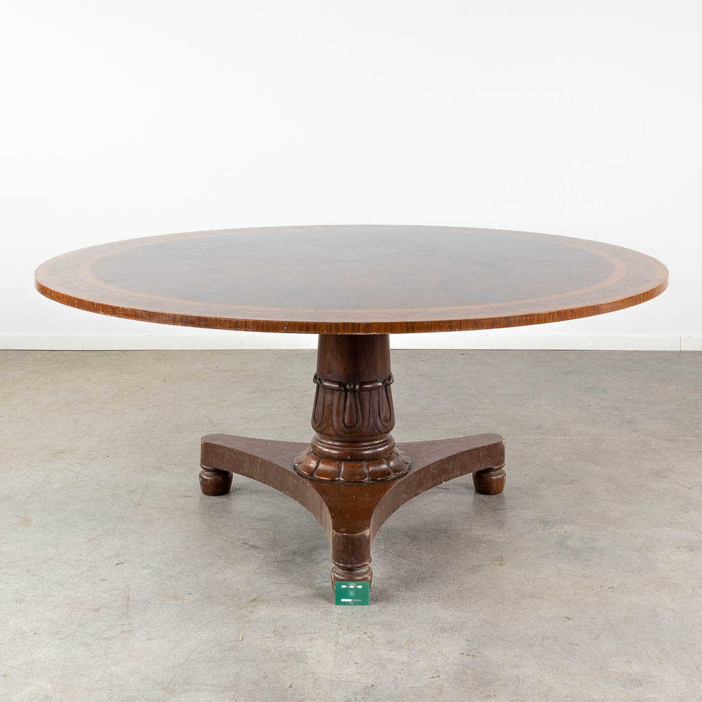 Een uitzonderlijk grote ronde tafel met marqueterie inlegwerk. (H:77 x D:183 cm)