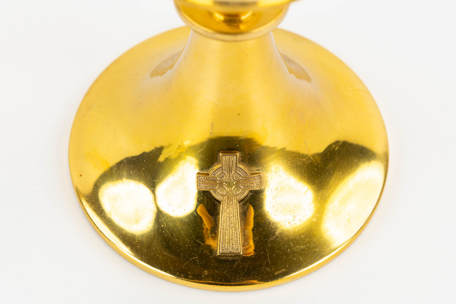 A modern chalice with paten and vermeil cuppa. 20th C. (H:16,5 x D:11,5 cm)