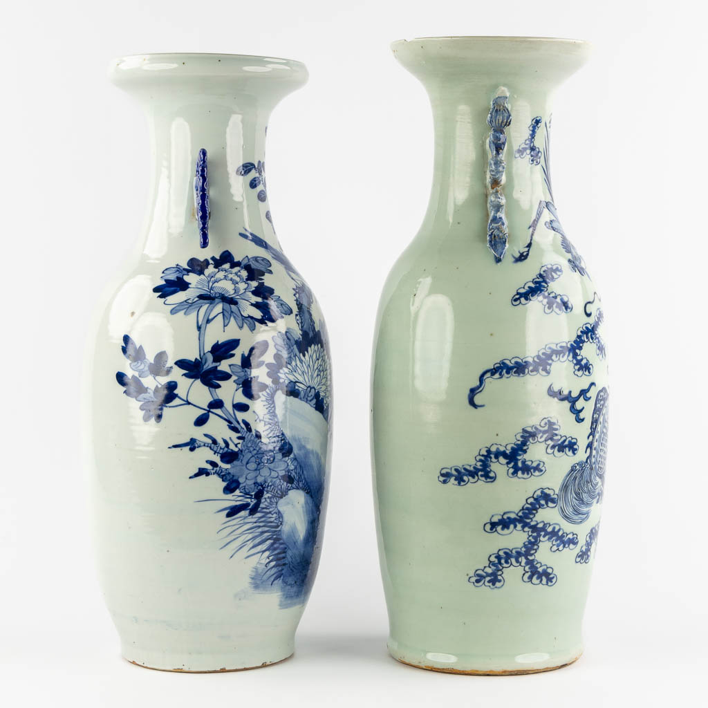 Twee Chinese vazen, blauw-wit decor met een draak, Fenix en Fauna, Flora. (H:60 x D:21 cm)