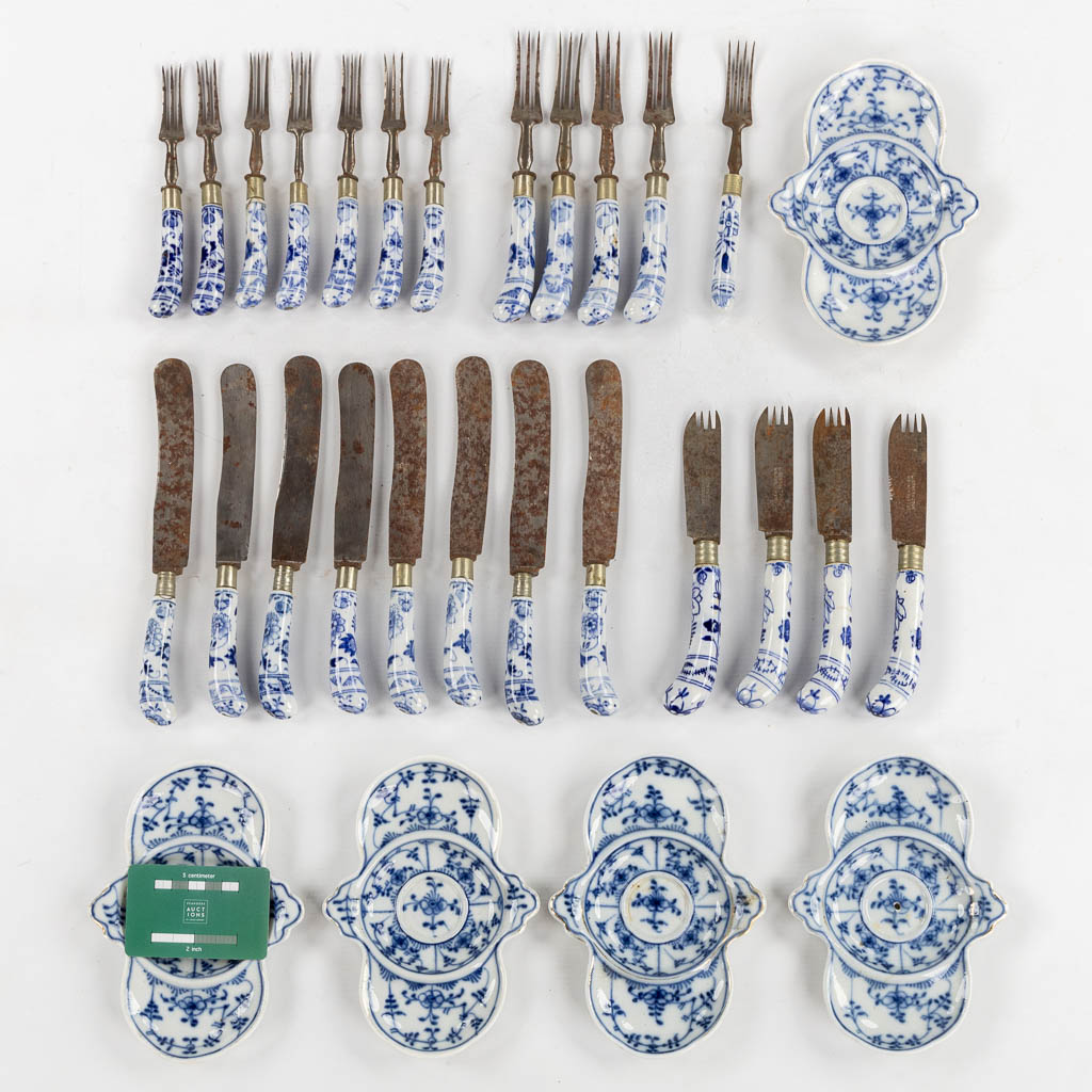 A collection of knives, forks and plates, Zwiebelmunster decor. 19th C. (L:13 x W:18 cm)