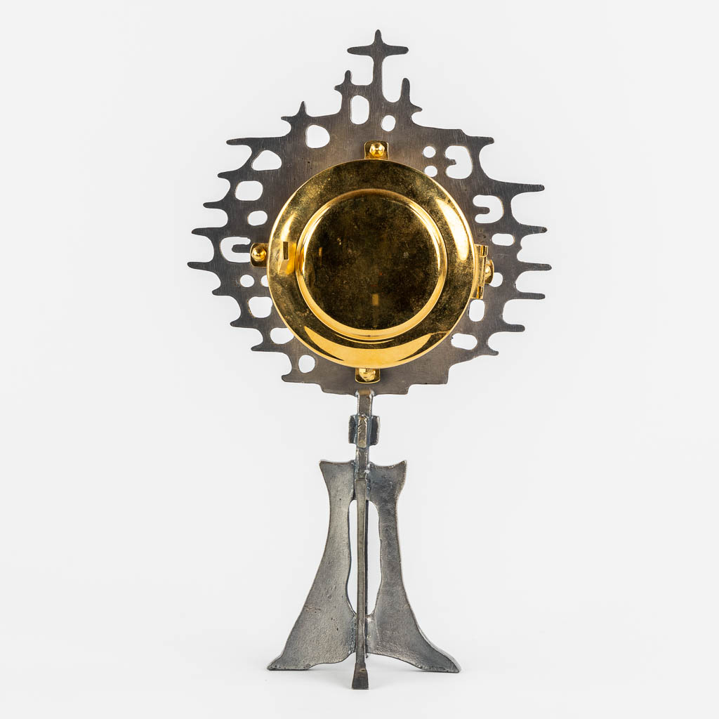 A modernist monstrance, metal, circa 1970. (W:17 x H:29 cm)