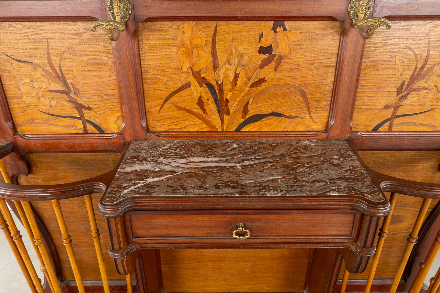 Een kleerhanger en paraplustaander, marqueterie inleg en gedraaid hout, Art Nouveau. Circa 1900.  (L:29 x W:138 x H:236 cm)
