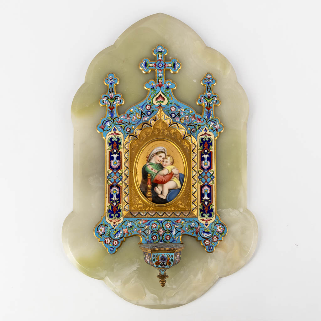 Een wijwatervat, brons op albast met afbeelding van 'Madonna Della Seggiola' en afgewerkt met cloisonné. (W:31 x H:45,5 cm)