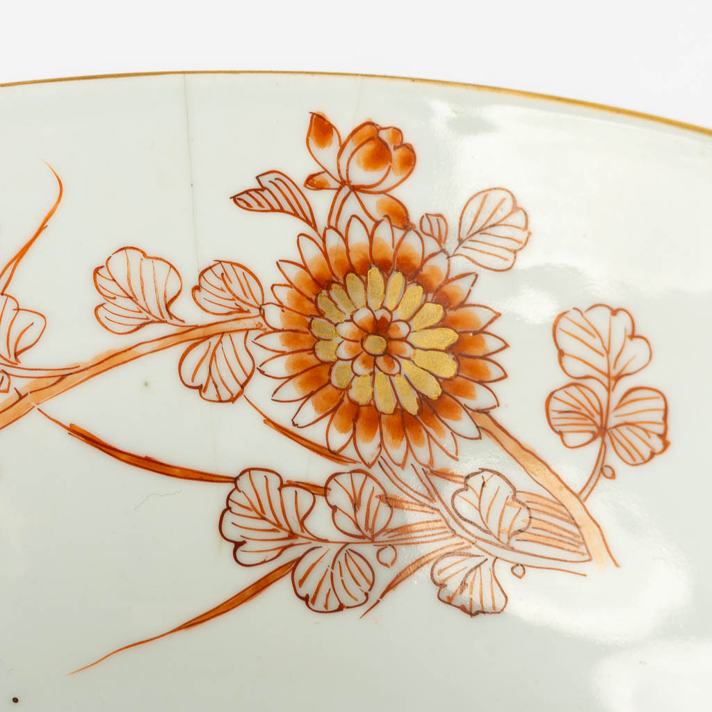 Een Chinese rood en gouden schaal met relief en bloemendecor. 18de eeuw. (H:9,5 x D:21 cm)