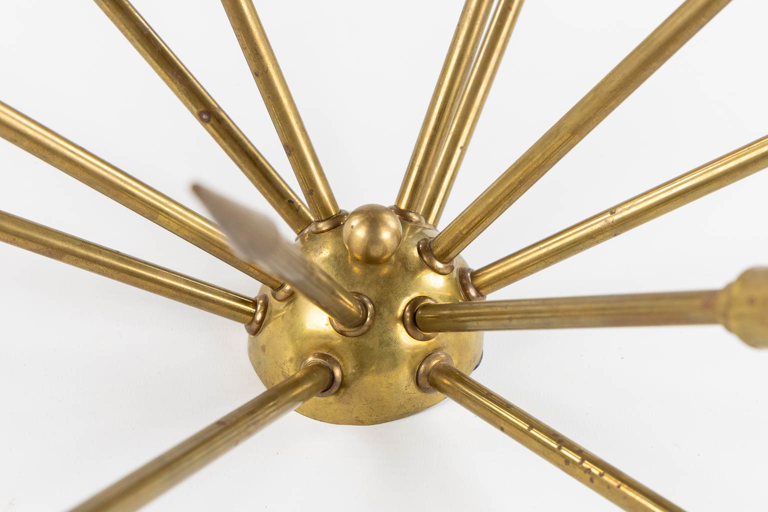 A mid-century Sputnik ceiling lamp, brass. Circa 1970. (H:25 x D:66 cm)