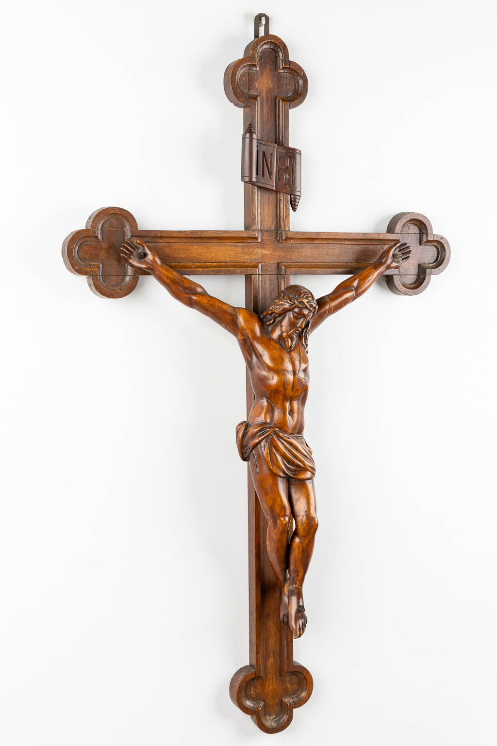 Een grote crucifix met Corpus Christi, houtgesculpteerd. 19de eeuw. (W:78 x H:130 cm)