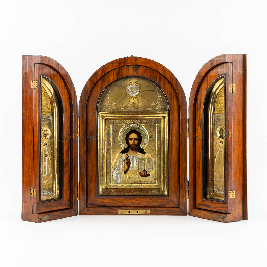 Een Russisch Triptiek icoon, Christus Pantocrator en twee heiligen, Vermeil Rizza, mahonie. Circa 1900. (L:7,5 x W:66 x H:48 cm)