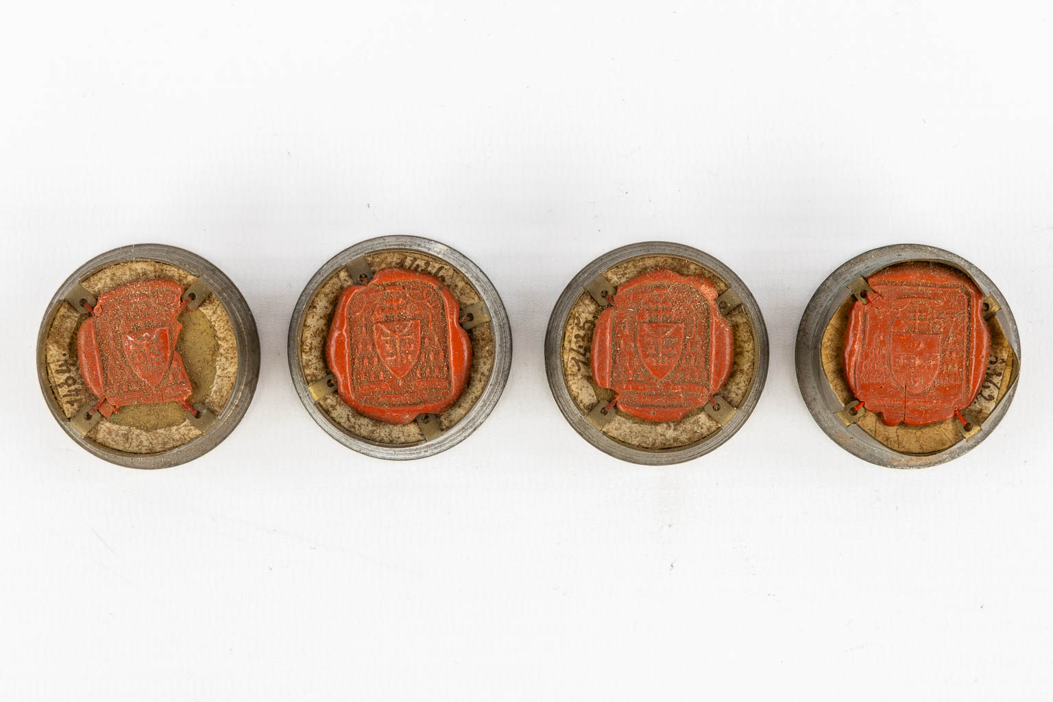 Six Sealed theca with relics for the 'True Cross', 'Theresia à Jesu Infante', and others. (D:15 cm)