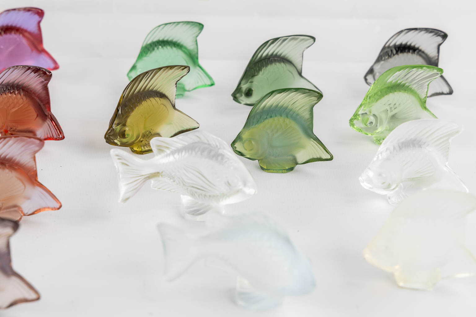 Lalique France, een grote collectie van 36 kristal vissen. (L:4 x W:7 x H:4,5 cm)