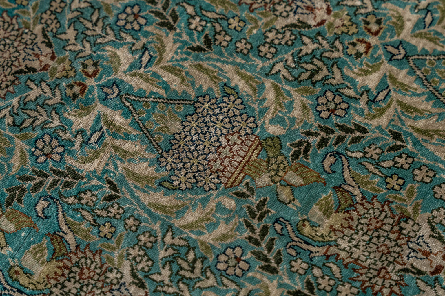 An Oriental hand-made carpet, fauna and flora decor, silk. (L:153 x W:93 cm)