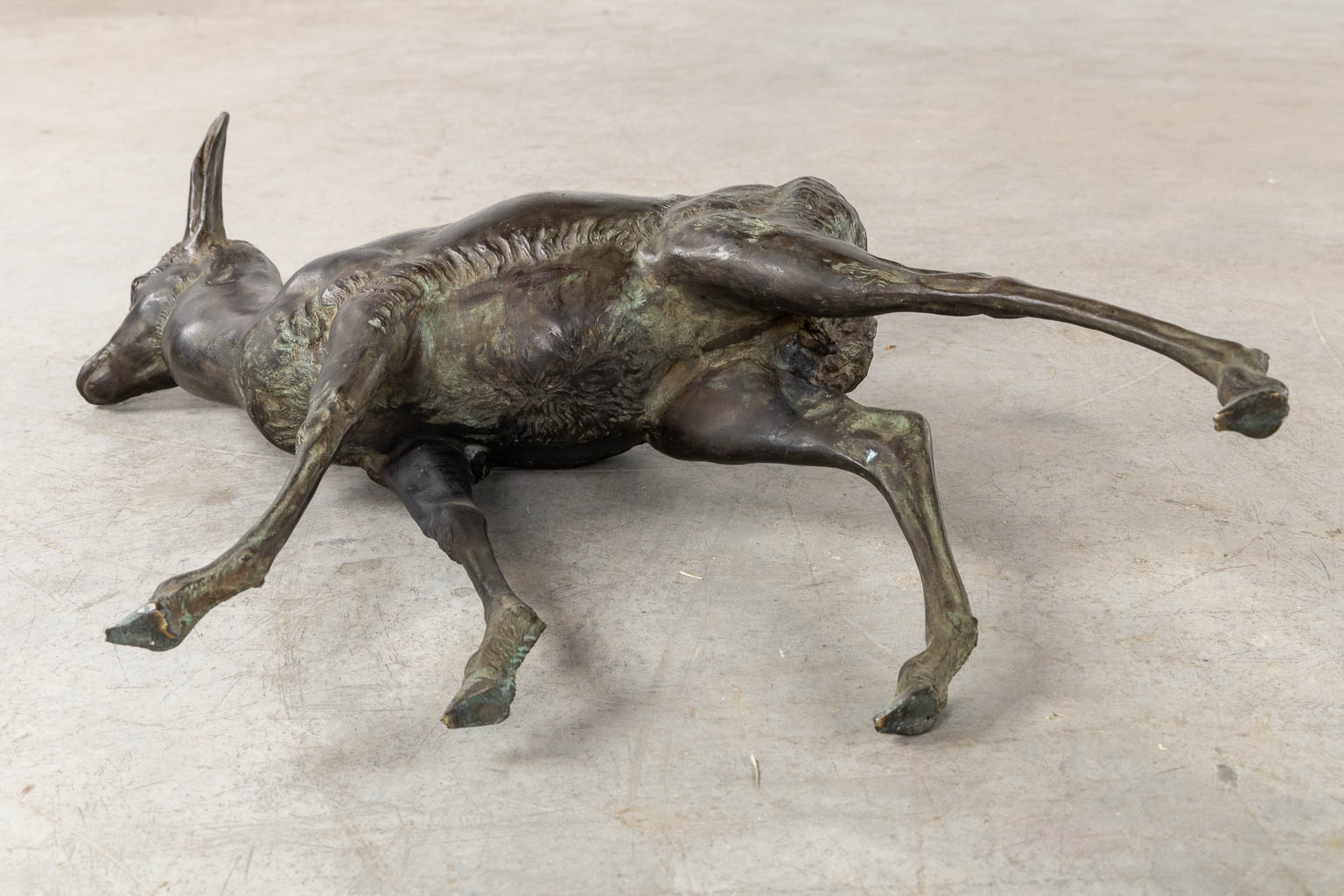 A very decorative pair of deer, patinated bronze. Circa 1970. (L:16 x W:70 x H:66 cm)