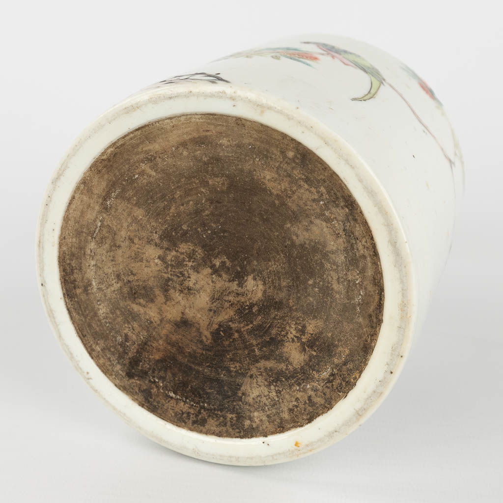 A Chinese brush pot, decorated with branches and a parrot. 19th/20th C. (H: 13,5 x D: 12,5 cm)