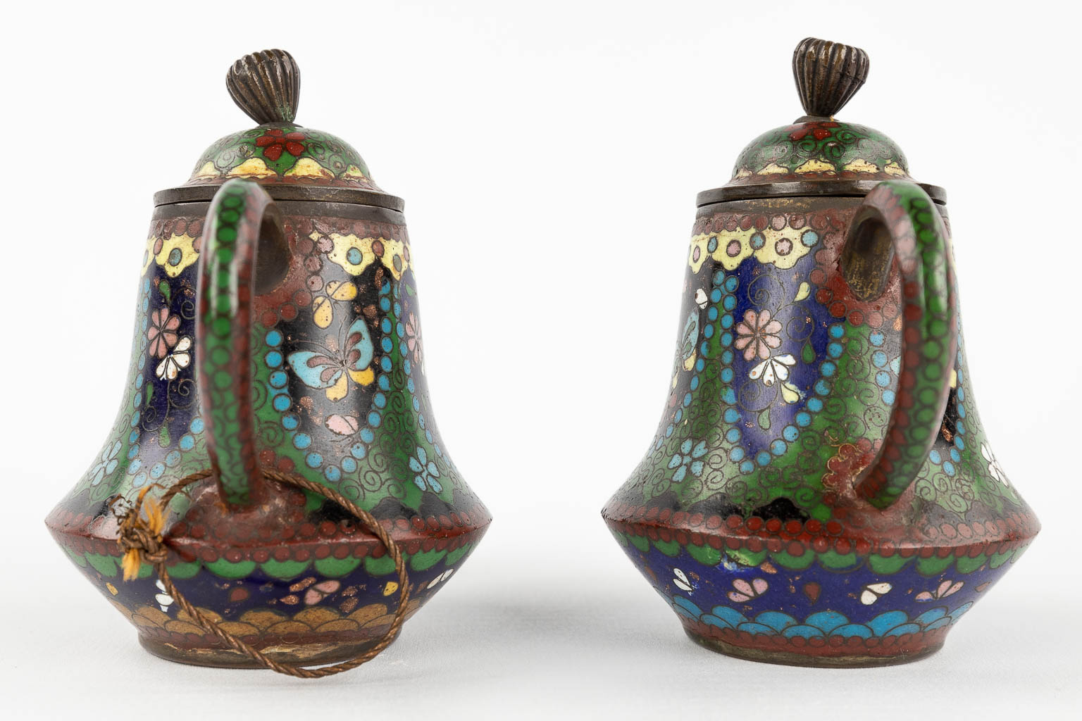 A pair of vases and pitchers, champslevé enamel on bronze base. 20th century. (H:15 x D:10,5 cm)