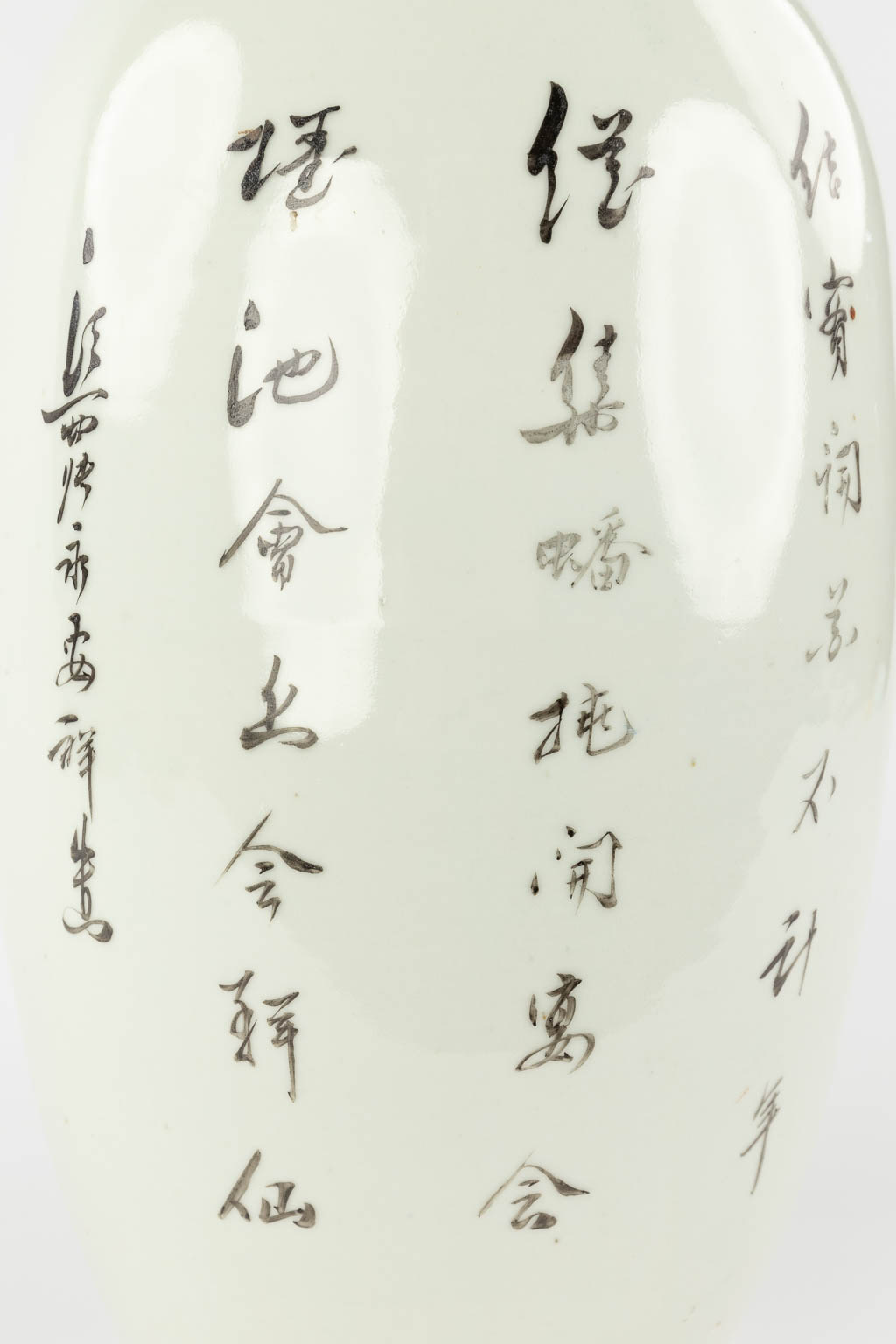 A Chinese vase and vase with lid, decorated with ladies. 19th/20th C. (H: 58 x D: 23 cm)